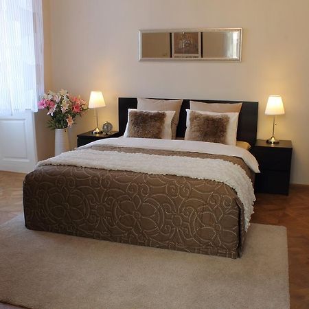 Royal Prague Apartment Celakovskeho Sady Habitación foto